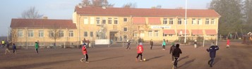 skola med fotbollsspelande barn